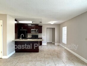 606 Sandy Creek Dr in Brandon, FL - Building Photo - Building Photo