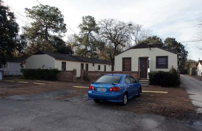 5825-5827 Sledge St in Charleston, SC - Foto de edificio - Building Photo