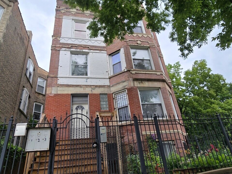 1258 N Kedzie Ave in Chicago, IL - Building Photo