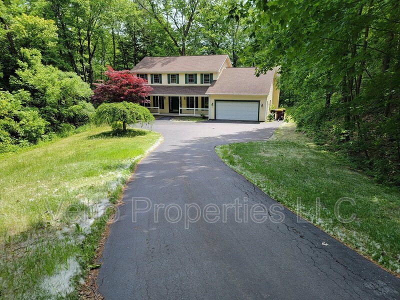 54 Canterbury Rd in Clifton Park, NY - Building Photo