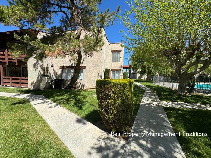 2040 W Ave J 13 in Lancaster, CA - Building Photo