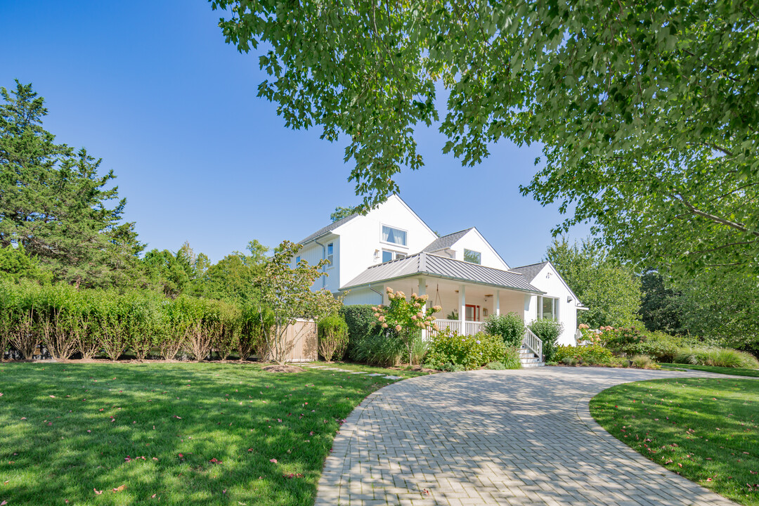 56 Beckys Path in Bridgehampton, NY - Building Photo