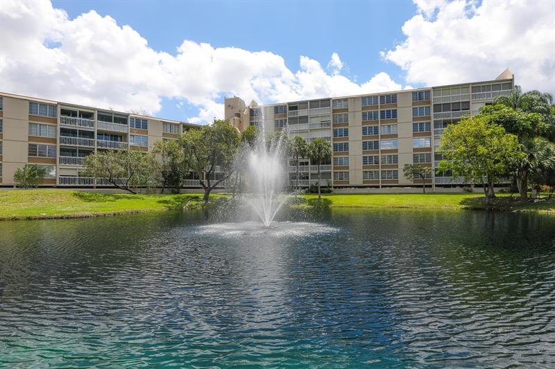 7081 Environ Blvd in Lauderhill, FL - Building Photo