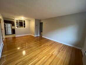 266 Grove St, Unit #11 in Auburndale, MA - Foto de edificio - Building Photo