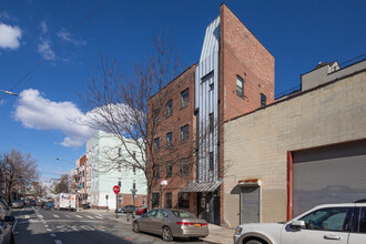 364 Manhattan Ave in Brooklyn, NY - Building Photo - Building Photo