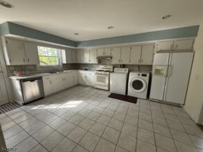 95 Westview Ave in Paramus, NJ - Building Photo - Building Photo