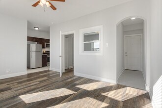 1608 W Sherwin Ave in Chicago, IL - Foto de edificio - Building Photo