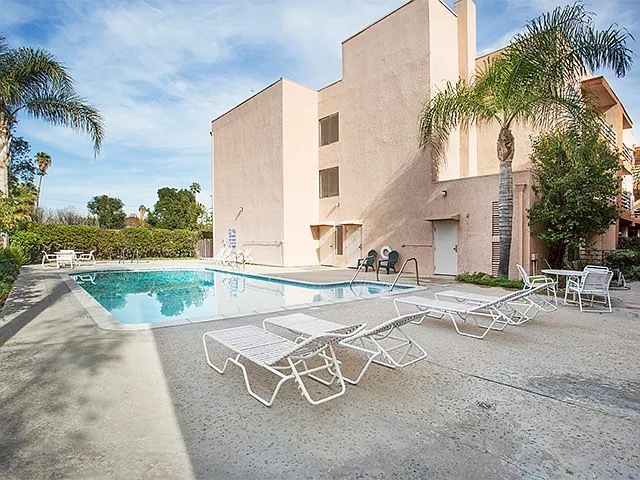 6815 Remmet Ave in Canoga Park, CA - Building Photo - Building Photo