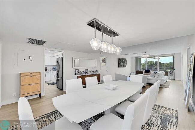 555 Oaks Ln in Pompano Beach, FL - Building Photo - Building Photo