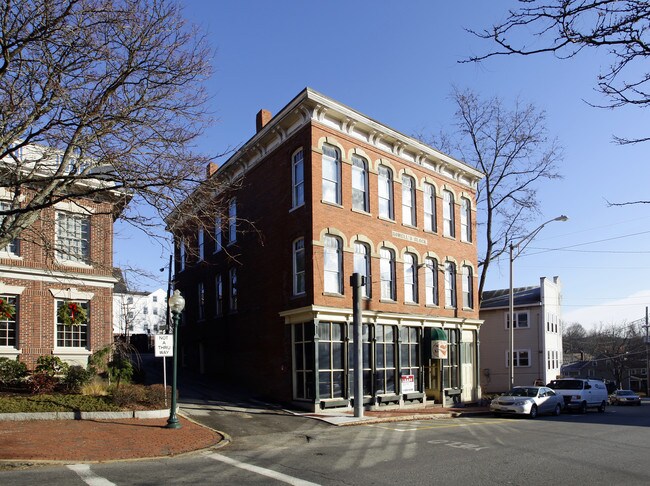 11 Elm St in Amesbury, MA - Foto de edificio - Building Photo