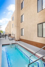 Woodbridge Gardens in Toluca Lake, CA - Foto de edificio - Building Photo