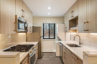 30 Hillside Terrace in White Plains, NY - Building Photo