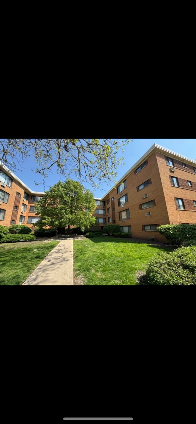 property at 2704 W Lunt Ave