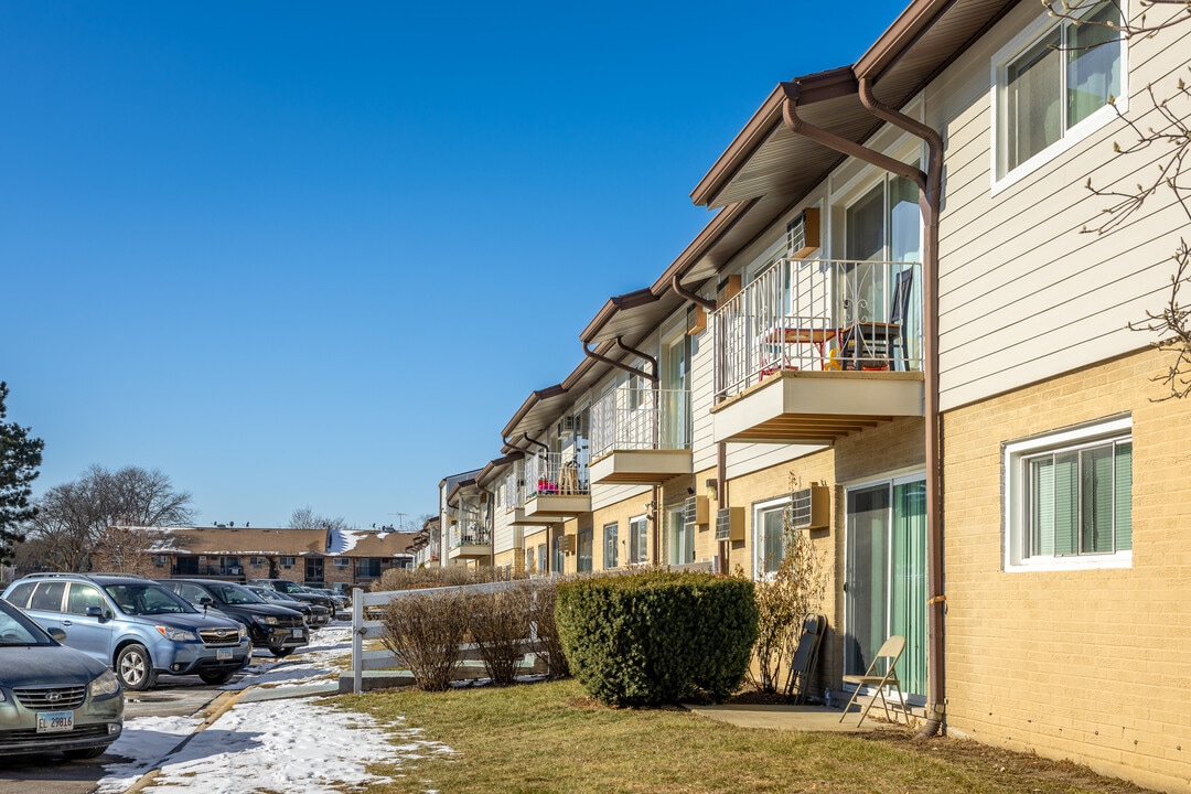 Old Willow Falls Condominiums in Prospect Heights, IL - Foto de edificio