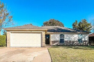 1101 Twin Cedar Ct in Arlington, TX - Building Photo