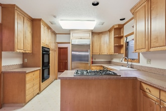 8740 SW Birchwood Rd in Portland, OR - Foto de edificio - Building Photo