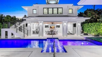 739 5th Ave N in Naples, FL - Building Photo