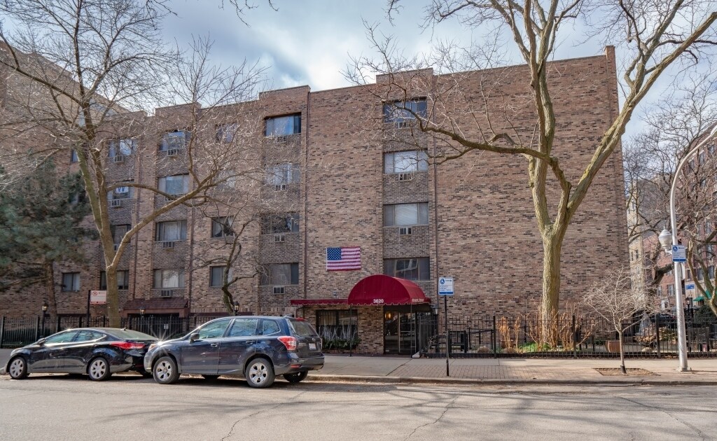 3620 N Pine Grove Ave in Chicago, IL - Building Photo
