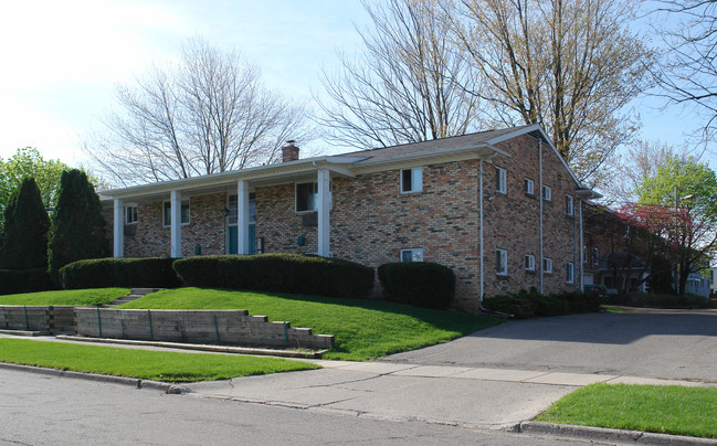 Colonial House in Lansing, MI - Building Photo - Building Photo