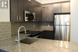 11611 Yonge St in Richmond Hill, ON - Building Photo - Building Photo