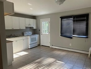 6 Roland Rd in West Babylon, NY - Building Photo - Building Photo