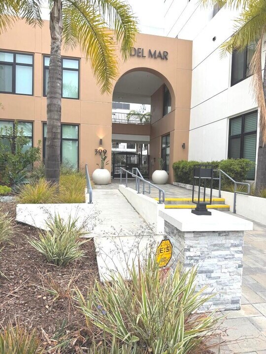 399 E Del Mar Blvd in Pasadena, CA - Building Photo