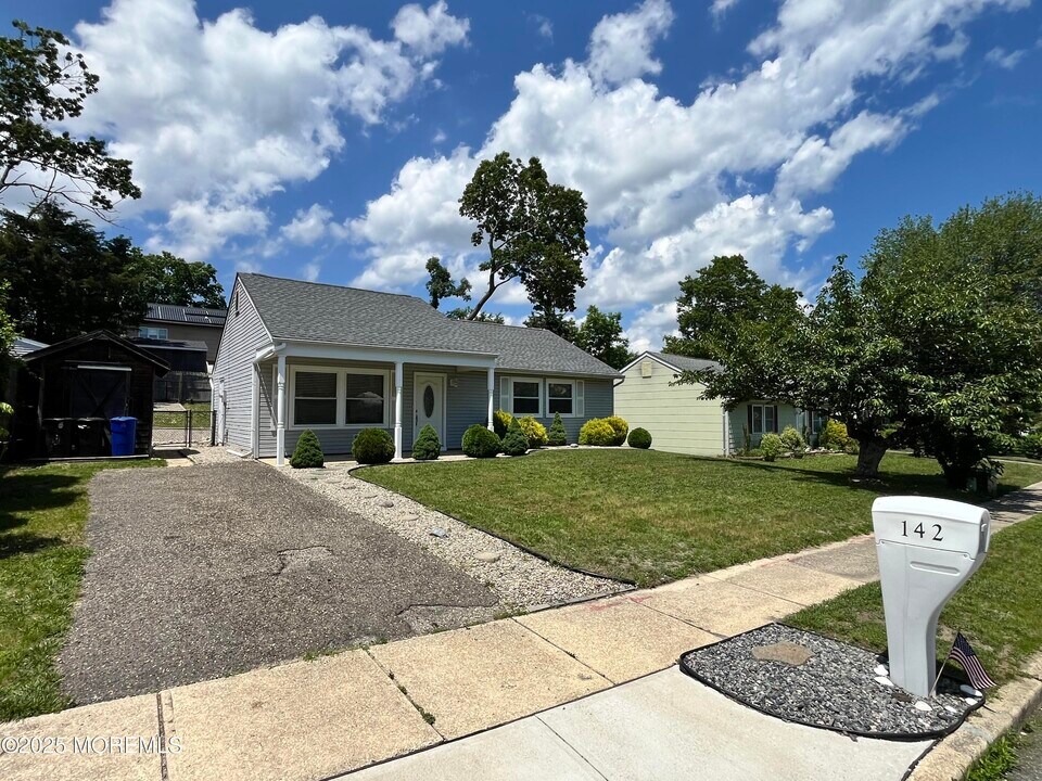 142 Village Dr in Barnegat Township, NJ - Building Photo