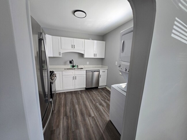 1938 Bellevue Ave in Bettendorf, IA - Building Photo - Building Photo