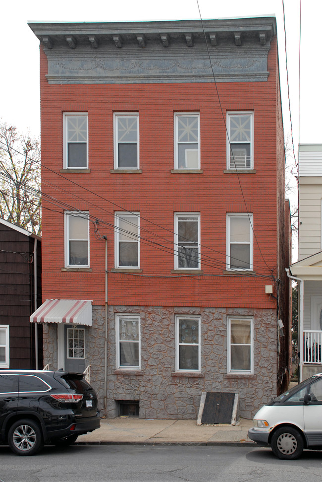 42 Halstead St in Kearny, NJ - Building Photo - Building Photo