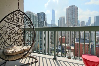 13 W Superior St in Chicago, IL - Building Photo - Building Photo
