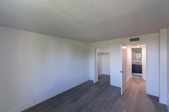 Prestige Palms in North Miami, FL - Foto de edificio - Building Photo