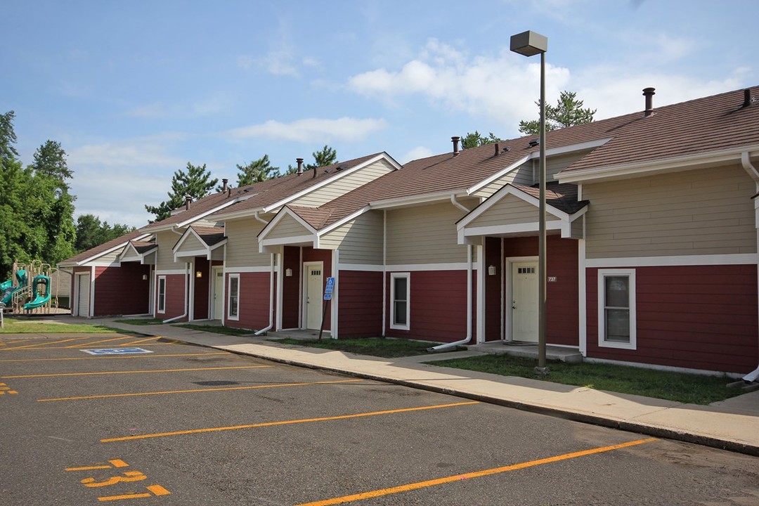 College Drive in Brainerd, MN - Foto de edificio