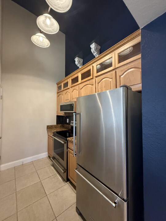 2810 N Oakland Forest Dr in Oakland Park, FL - Building Photo