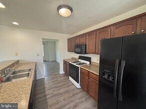 330 Cambridge Dr in Red Lion, PA - Building Photo - Building Photo
