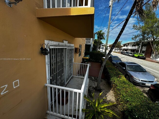 7720 Harding Ave in Miami Beach, FL - Foto de edificio - Building Photo