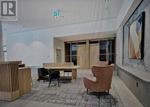 395 Square One Dr in Mississauga, ON - Building Photo - Building Photo