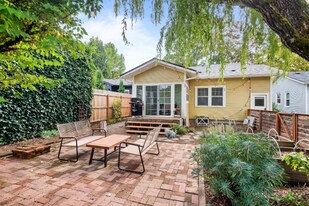 4421 SE Division St in Portland, OR - Building Photo