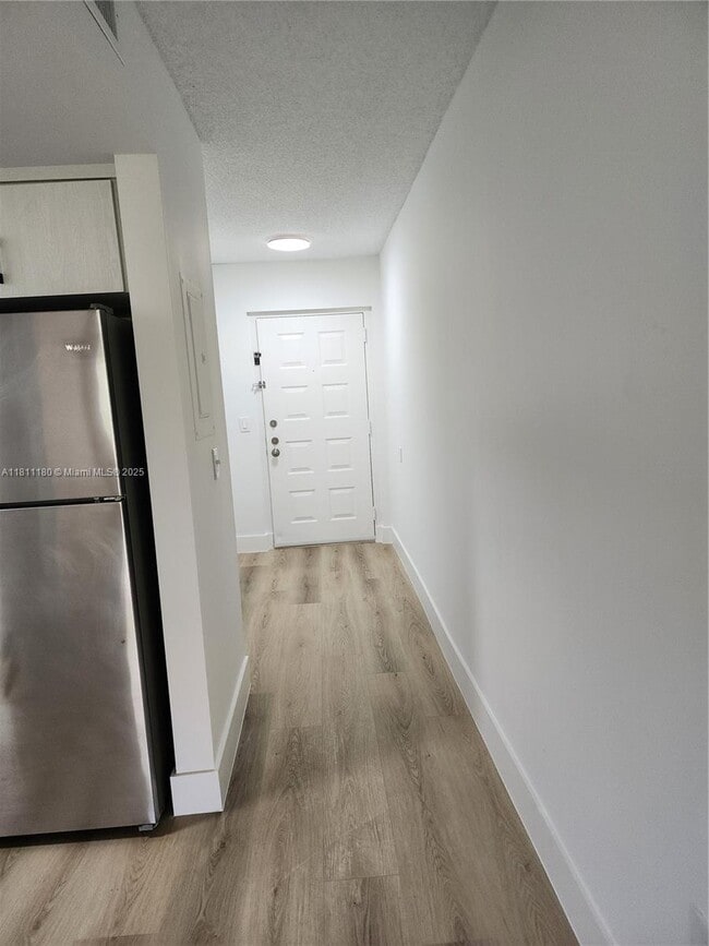 8343 Lake Dr in Doral, FL - Building Photo - Building Photo