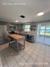 7401 King Arthur Dr in Port Richey, FL - Building Photo - Building Photo