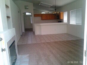 8304 Black Knot Ct in Bakersfield, CA - Foto de edificio - Building Photo