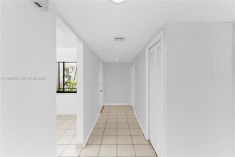 301 Lakeview Dr in Weston, FL - Building Photo - Building Photo