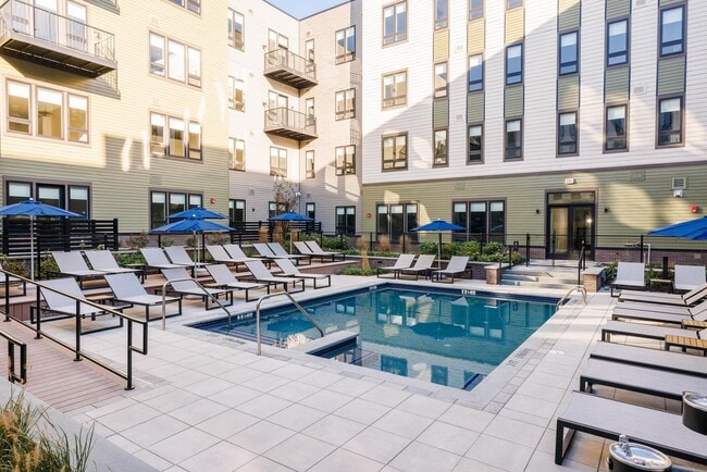 The District at 15Fifteen in Parsippany, NJ - Foto de edificio - Building Photo