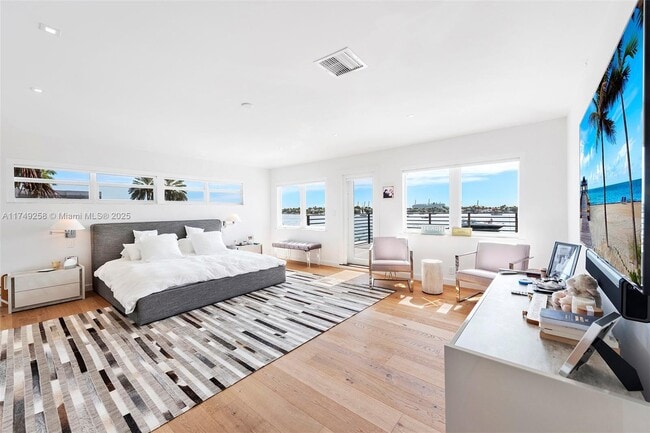 1300 S Venetian Way in Miami Beach, FL - Building Photo - Building Photo