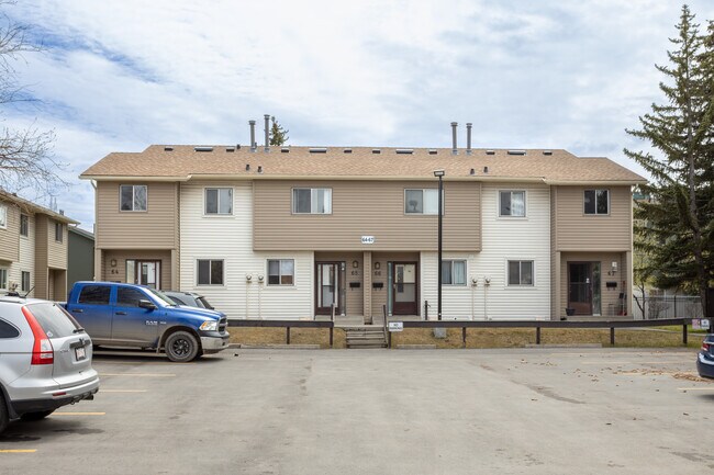 Rundlemere Court in Calgary, AB - Building Photo - Building Photo