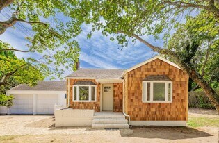 15 Indian Hill Rd in East Hampton, NY - Building Photo