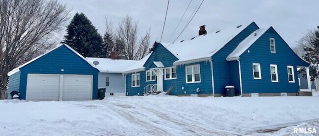 2133 N Division St in Davenport, IA - Building Photo - Building Photo