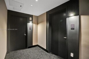 121 NE 5th St, Unit 401B in Miami, FL - Building Photo