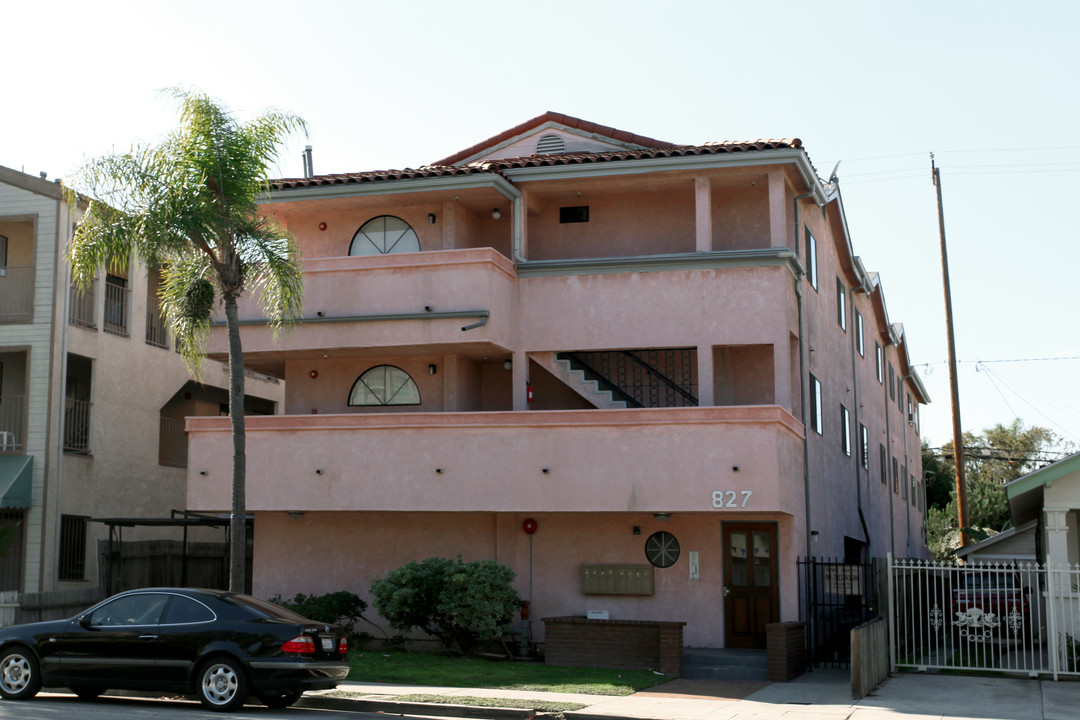 827 Redondo Ave in Long Beach, CA - Foto de edificio