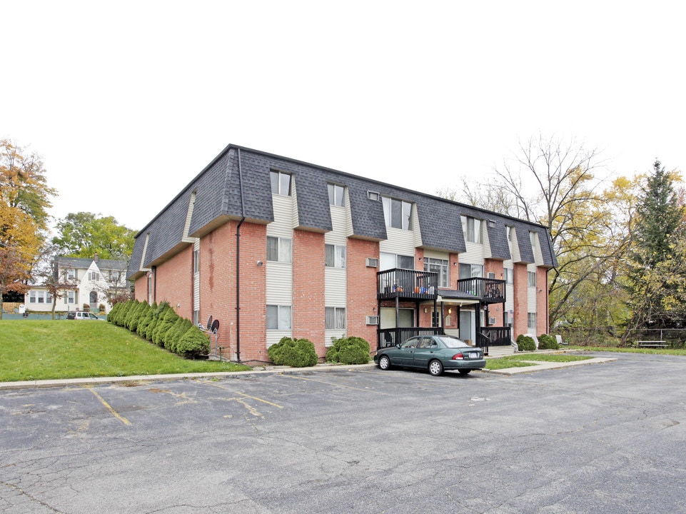 Hillside Manor Apartments in Walled Lake, MI - Building Photo