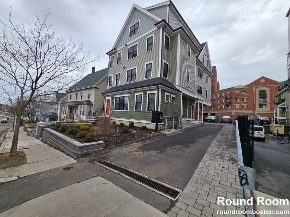 9 Everett Sq, Unit 4 in Boston, MA - Building Photo